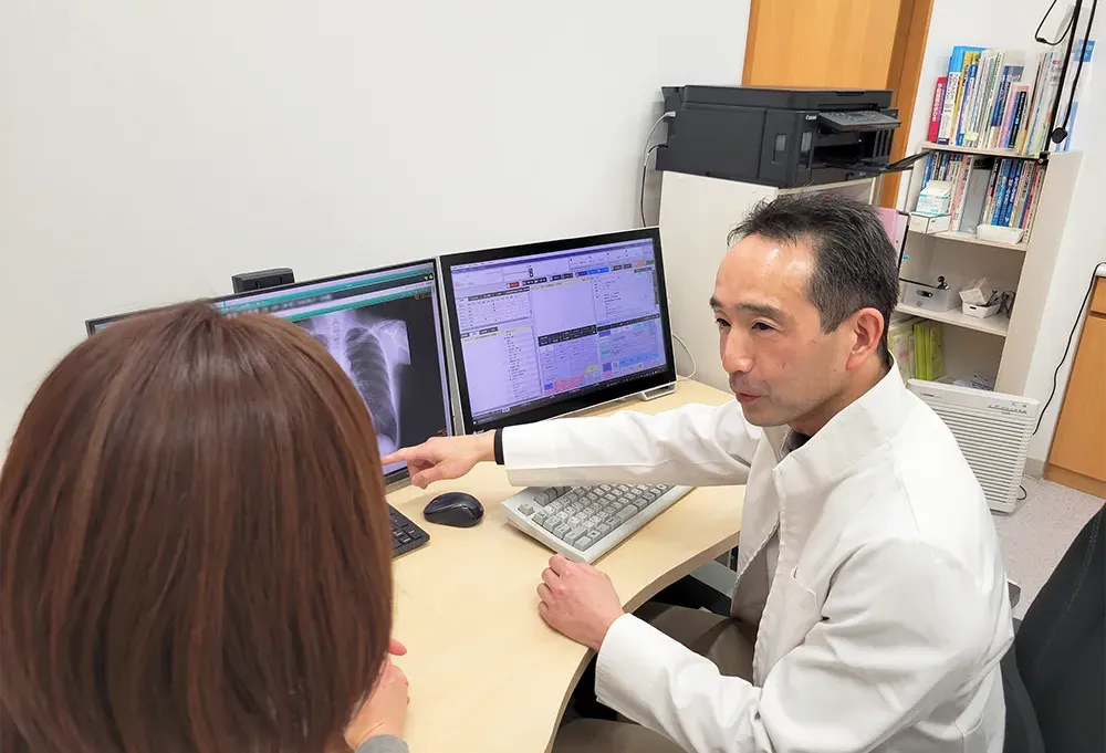 診察中の院長