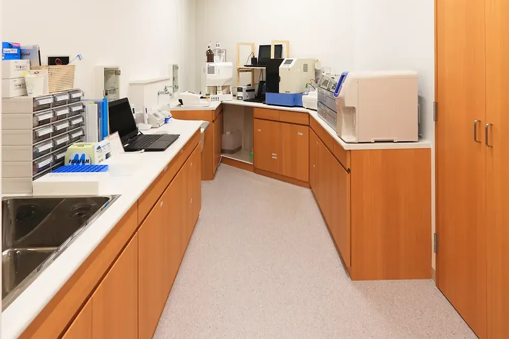 じけ駅前内科・糖尿病内科クリニック血液検査室