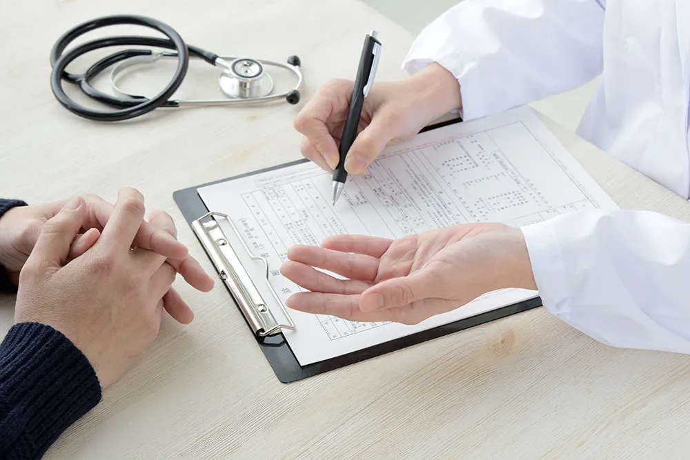 患者に問診をする医師