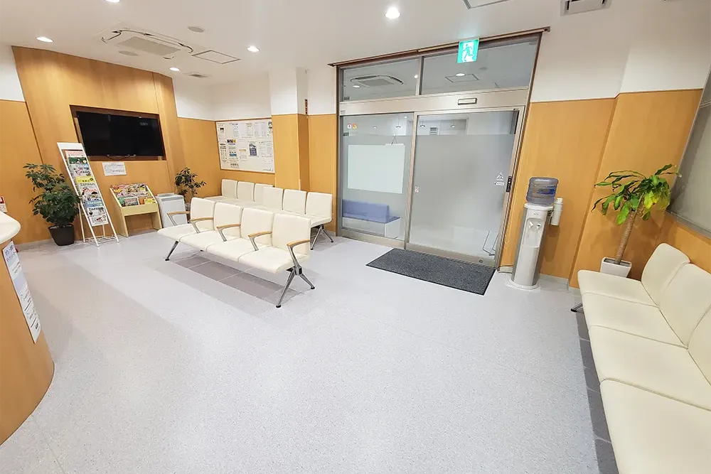 じけ駅前内科・糖尿病内科クリニック入口