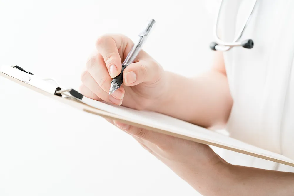 カルテを記入する看護師